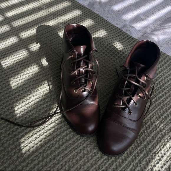 Elegant Brown Women's Lace-Up Boots - Picture 2 of 11
